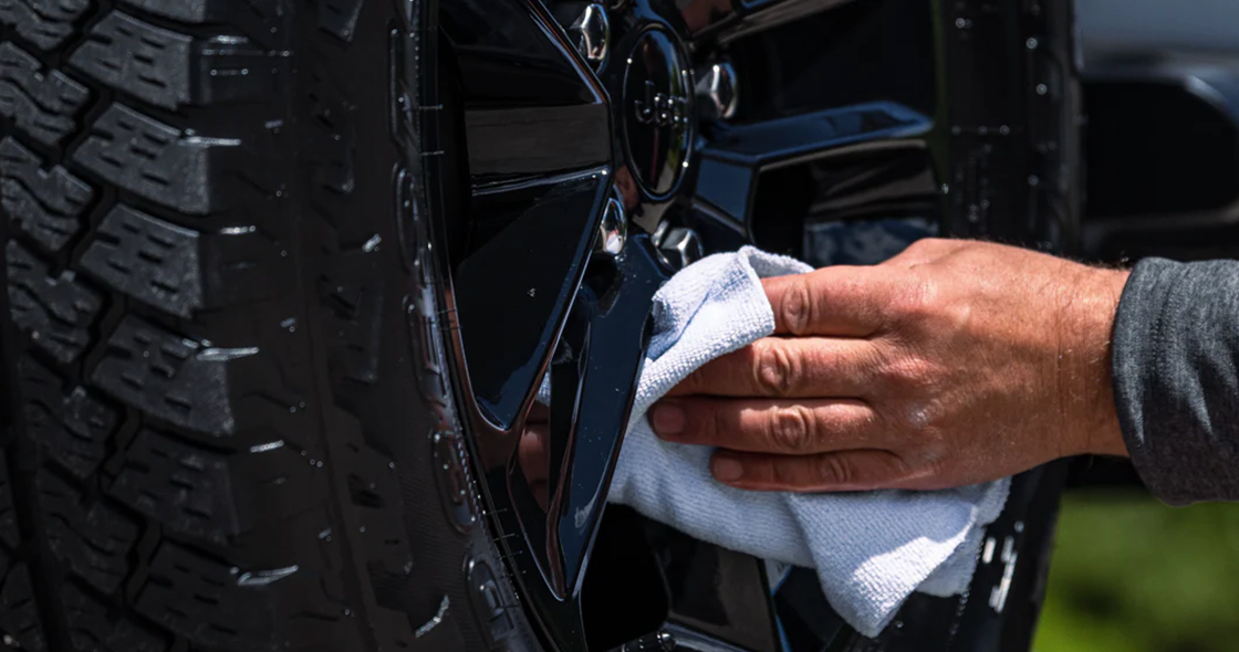 Lastik Temizleyici ve Parlatıcı Sprey Nasıl Kullanılır?